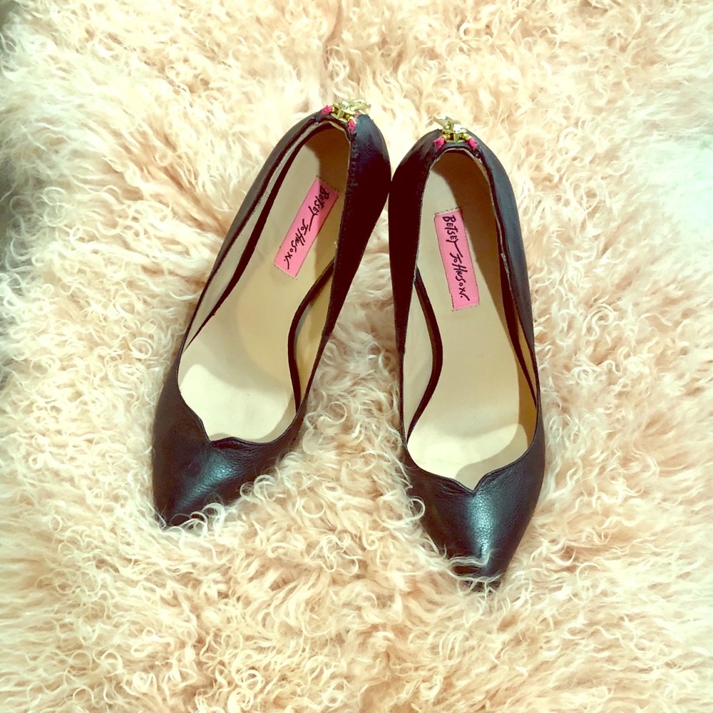 2019🎉Betsey Johnson Black Zipper back heels
